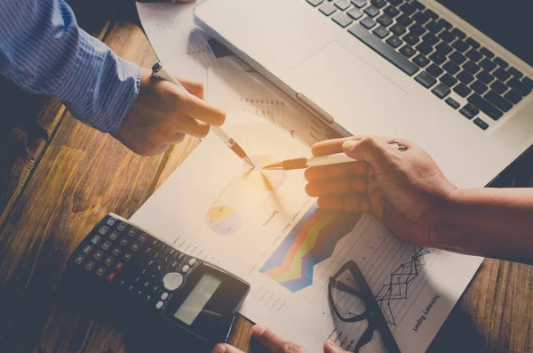 Team-Business-Job. Arbeiten mit Laptop im Großraumbüro — Stockfoto