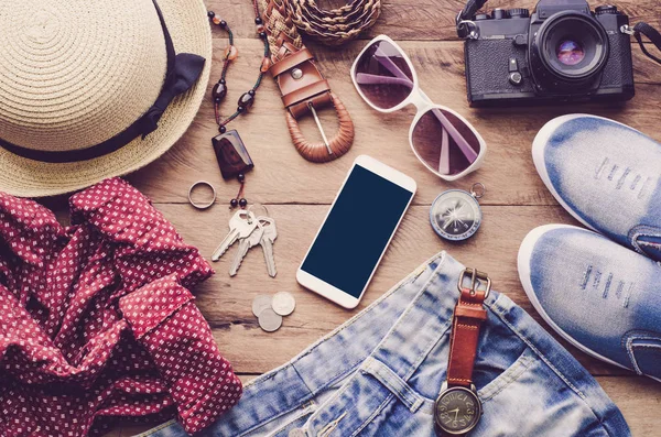 Trajes de accesorios de viaje. teléfono inteligente, equipaje, el costo de t — Foto de Stock