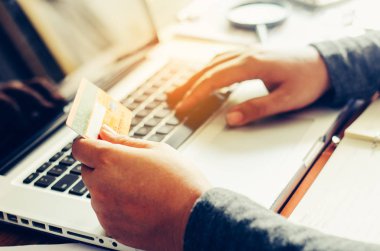 Kolu kredi kartları dizüstü bilgisayarlar ile on-line satın alındı