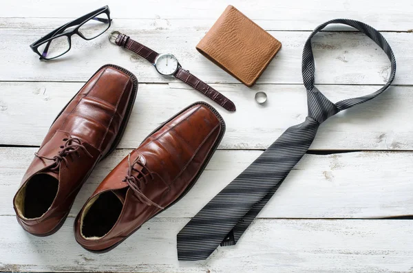 Kläder och accessoarer för män på trägolvet — Stockfoto