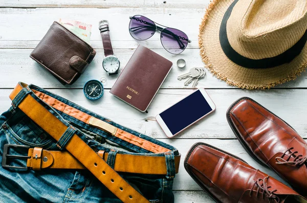 Kleidung und Accessoires für Männer auf dem Holzboden — Stockfoto