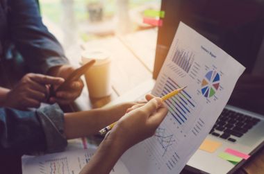 Takım businessmans iş. Açık alan office içinde laptop ile çalışma.