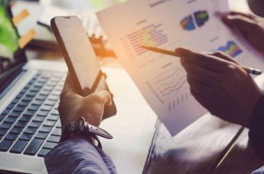 Takım businessmans iş. Açık alan office içinde laptop ile çalışma.