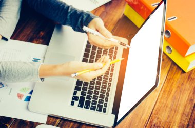 Takım iş adamı iş. Açık alan office içinde laptop ile çalışma.