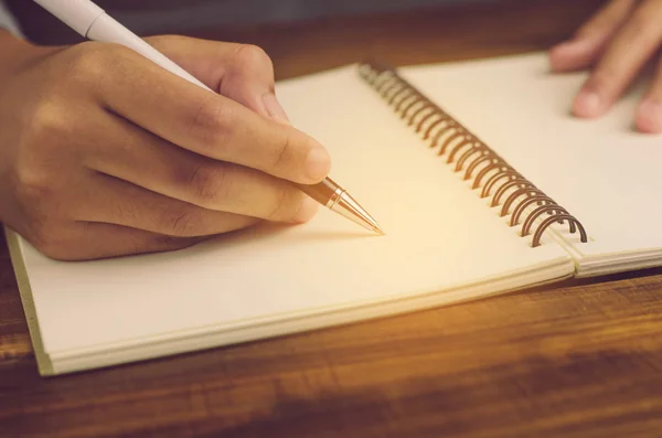 Primer plano de la escritura de la mano de la mujer en papel — Foto de Stock