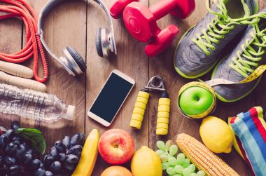 Ahşap arka planda egzersiz ekipmanları ile fitness kavramı.