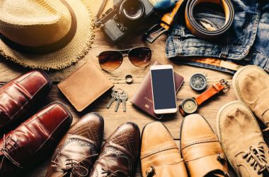 Erkekler için ayakkabı çeşitli stilleri ve seyahat aksesuarları kostümleri. PA