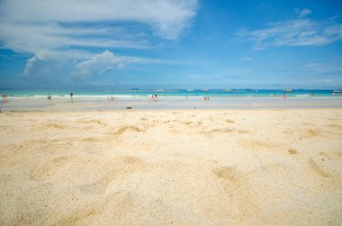 Deniz kum plaj güzel mavi gökyüzü