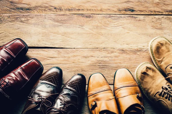 Los zapatos para los hombres los estilos distintos sobre el suelo de madera - los modos de vida . — Foto de Stock