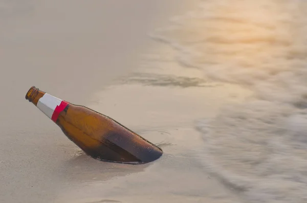 Le bottiglie vengono lasciate sulla spiaggia e diventano spazzatura . — Foto Stock