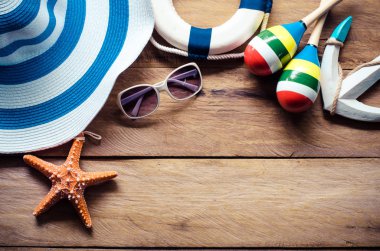 Aksesuarlar kostüm seyahat yaz için ahşap zemin üzerinde.