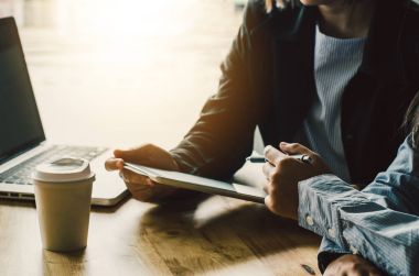 Takım businessmans iş. Açık alan office içinde laptop ile çalışma