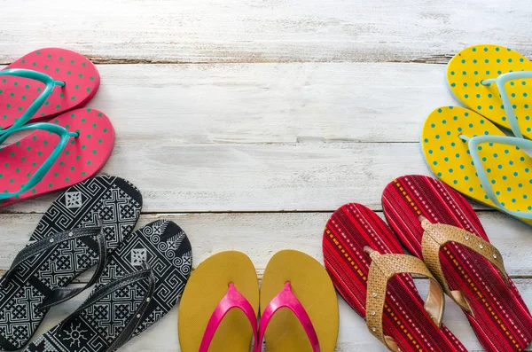 La sandalia los estilos distintos sobre el suelo de madera - los modos de vida . — Foto de Stock