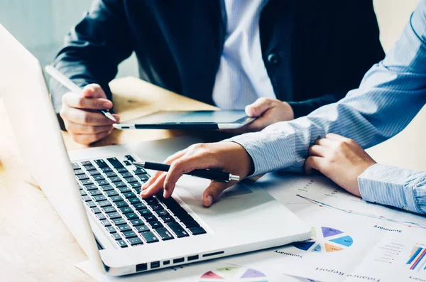 Takım iş iş. Açık alan office içinde laptop ile çalışma. Beni