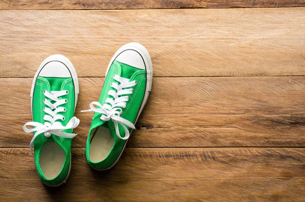 Zapatillas verdes en pisos de madera.-estilo de vida — Foto de Stock