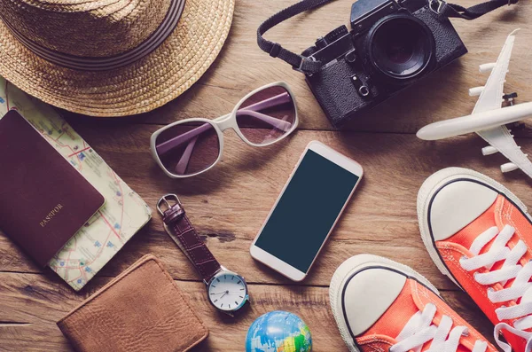 Trajes de accesorios de viaje. Pasaportes, equipaje, El costo de tra — Foto de Stock