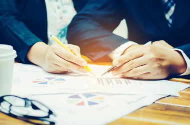 Takım businessmans iş. Açık alan office içinde laptop ile çalışma