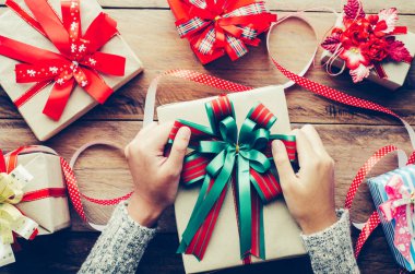 El ahşap bir masa üzerinde özel bir festival için hediyeler kaydırma