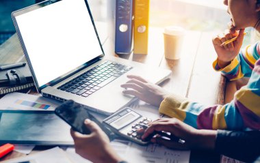 Takım iş iş mans. Açık alan office içinde laptop ile çalışma. Toplantı rapor devam ediyor. Güneş parlama efekti