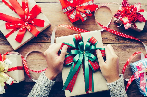 El ahşap bir masa üzerinde özel bir festival için hediyeler kaydırma