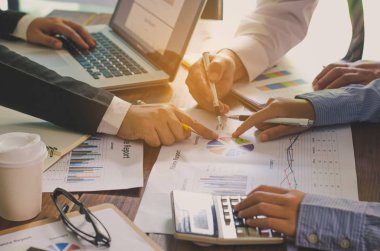 İş ekibi dizüstü bilgisayar açık alan Office ile çalışıyor. Toplantı 
