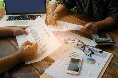 İş ekibi dizüstü bilgisayar açık alan Office ile çalışıyor. Toplantı 