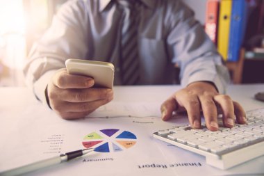 Ben çalışma ile smartphone ve dizüstü için yeni başlangıç iş adamları
