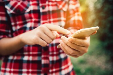 Veri bağlantısı ve veri arama için akıllı telefon kullanan adam