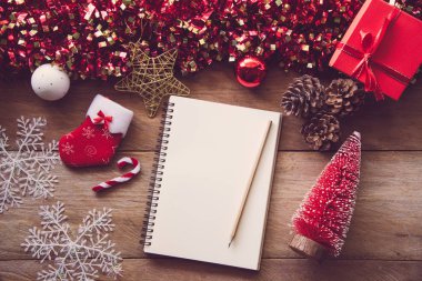 Süslemeleri Noel kutlamaları için tahta üzerinde yer alacak 