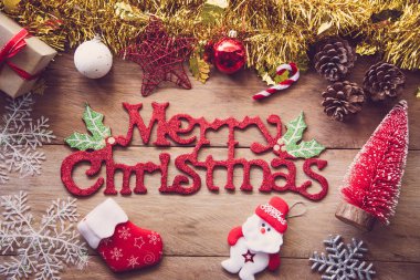 Noel kutlamaları için süslemeler üzerinde ahşap floo yerleştirilir