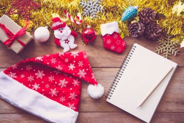 Süslemeleri Noel kutlamaları için tahta üzerinde yer alacak 