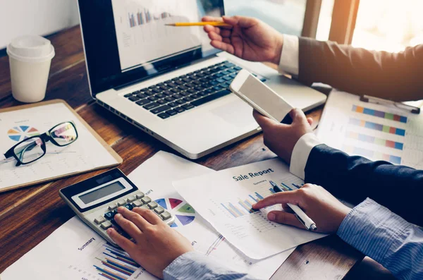 Business-Team arbeitet mit Laptop im Großraumbüro. Treffen — Stockfoto