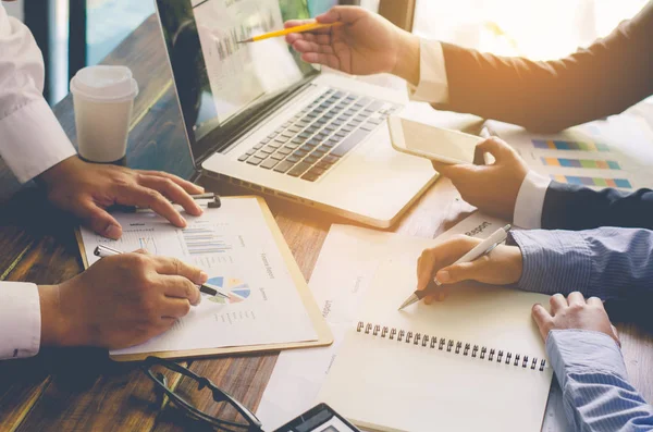 Business-Team arbeitet mit Laptop im Großraumbüro. Treffen — Stockfoto