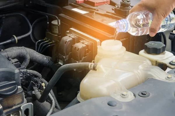 Mujeres llenando agua al radiador del coche. concepto de seguridad antes de t — Foto de Stock