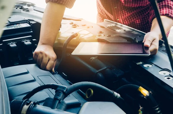 Hombre comprobar en un motor de coche y mantener la tableta de búsqueda de datos — Foto de Stock