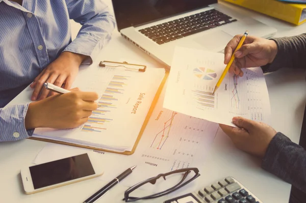 Business-Team arbeitet mit Laptop im Großraumbüro. Treffen — Stockfoto