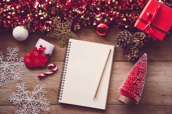 Süslemeleri Noel kutlamaları için tahta üzerinde yer alacak 