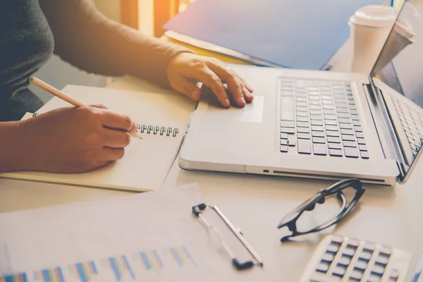 Business-Team arbeitet mit Laptop im Großraumbüro. Treffen — Stockfoto