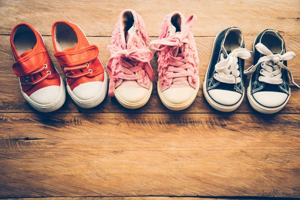 Zapatos para niños en suelo de madera - estilo de vida — Foto de Stock