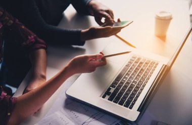 Takım iş iş mans. Açık alan office içinde laptop ile çalışma. Toplantı rapor devam ediyor. Güneş parlama efekti
