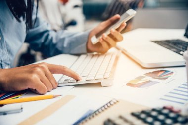 Dizüstü bilgisayar ve akıllı telefon açık alan Office çalışma iş adamları. Toplantı rapor devam ediyor. Güneş parlama efekti 