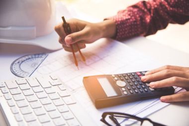 Mühendislerden oluşan bir ekip bir mimarlık ofisinde birlikte çalışıyor..