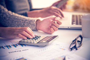 Takım işadamları laptop ve smartphone içinde çalışma alanı office açın. Toplantı rapor devam ediyor. Güneş parlama efekti 