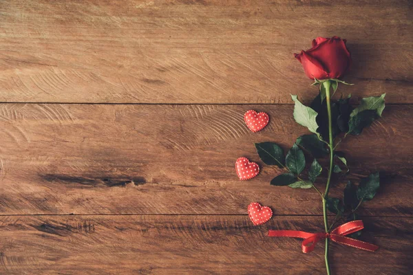 Rosa Vermelha Pouco Coração Chão Madeira — Fotografia de Stock