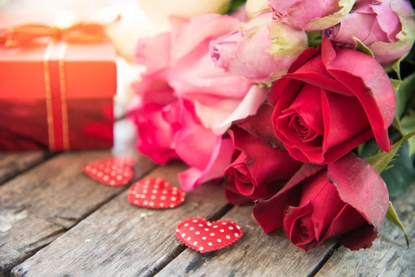 Caixas Presente Vermelhas Corações Vermelhos Rosas São Colocados Piso Madeira — Fotografia de Stock