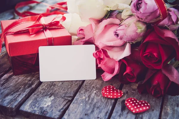 Caixas Presente Vermelhas Corações Vermelhos Rosas São Colocados Piso Madeira — Fotografia de Stock