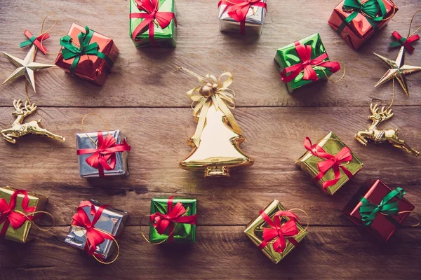 Vista Superior Del Árbol Navidad Oro Muchas Cajas Regalo Colocadas —  Fotos de Stock