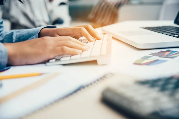 Pengusaha Yang Bekerja Dengan Laptop Dan Smartphone Kantor Terbuka Ruang — Stok Foto