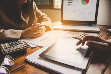 İş ekibi dizüstü bilgisayar açık alan Office ile çalışıyor. Toplantı rapor devam ediyor. Güneş parlama efekti