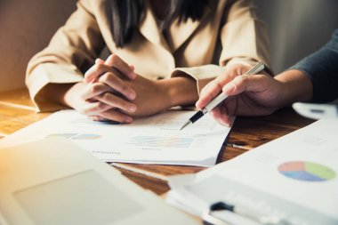 İş ekibi dizüstü bilgisayar açık alan Office ile çalışıyor. Toplantı rapor devam ediyor. Güneş parlama efekti